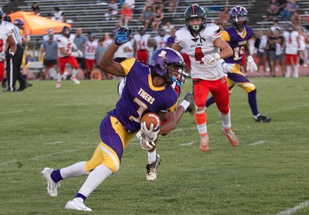 Lemoore's Kobe Green runs for a touchdown against Selma on a pass reception. 